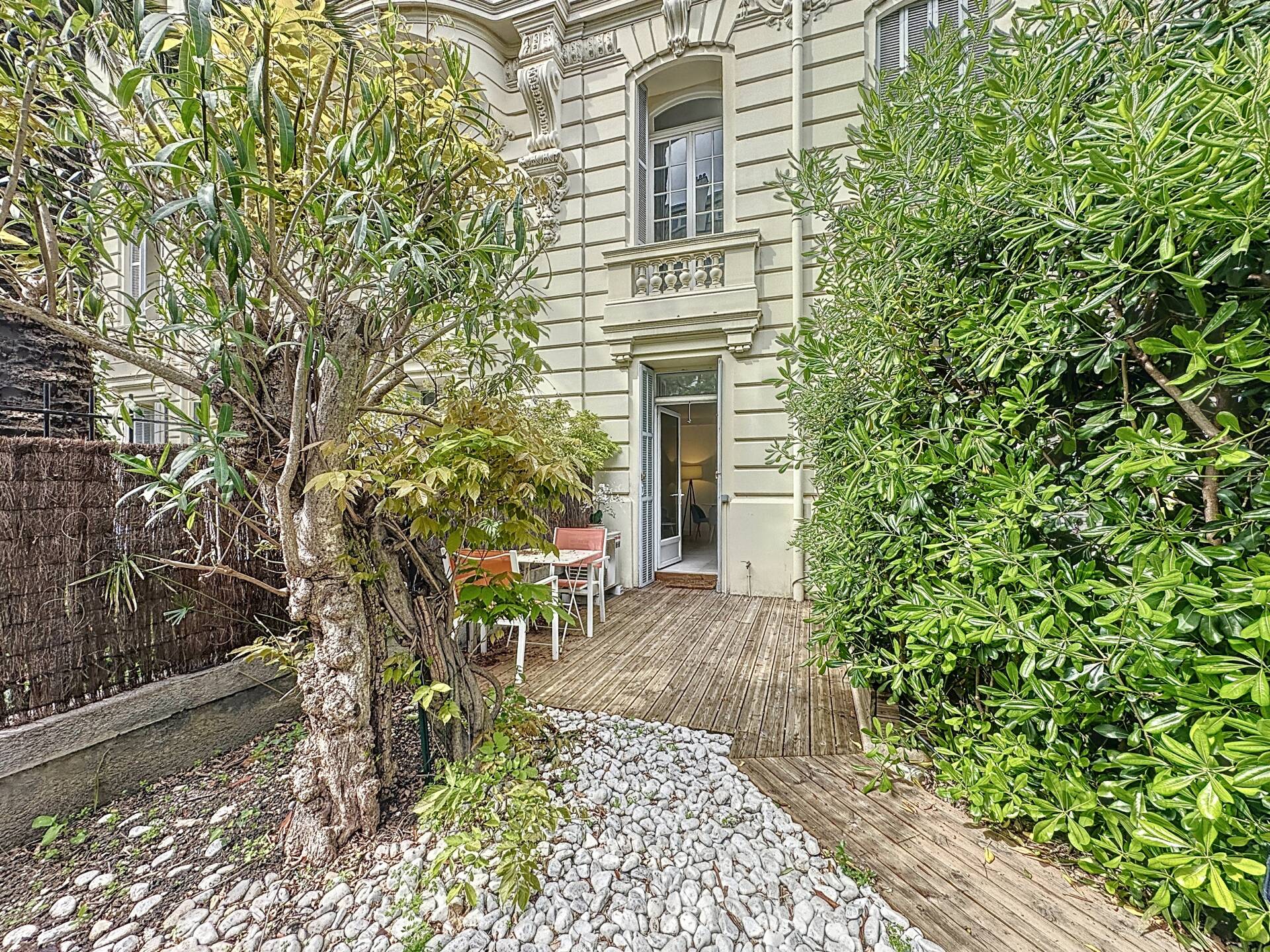 Appartement  - 2 pièces  - 43.0 m2 -  260 000 € - À vendre 