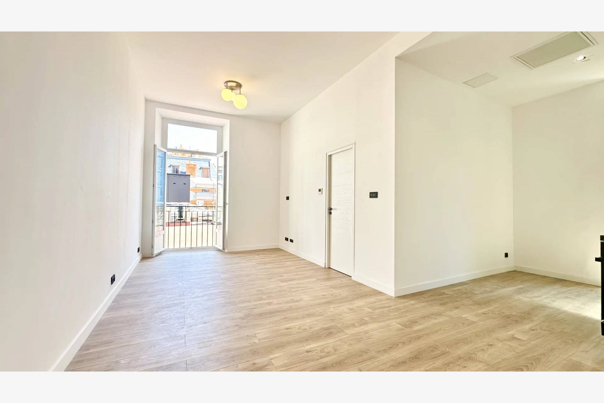 Appartement  - 2 pièces  - 49.3 m² -  310 000 € - À vendre 