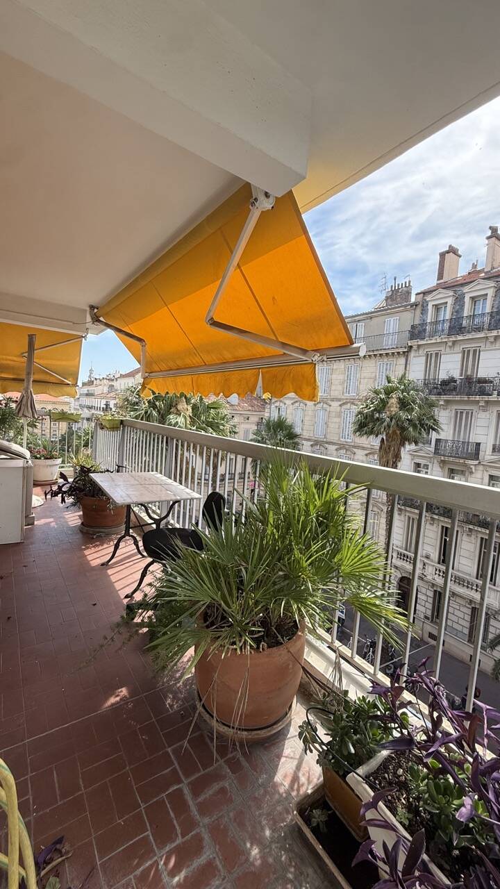 Viager Occupé Toulon Colbert - Appartement F4 80m² Terrasse - Bouquet 182 000€ Rente 1000€ - Femme de 89 ans
