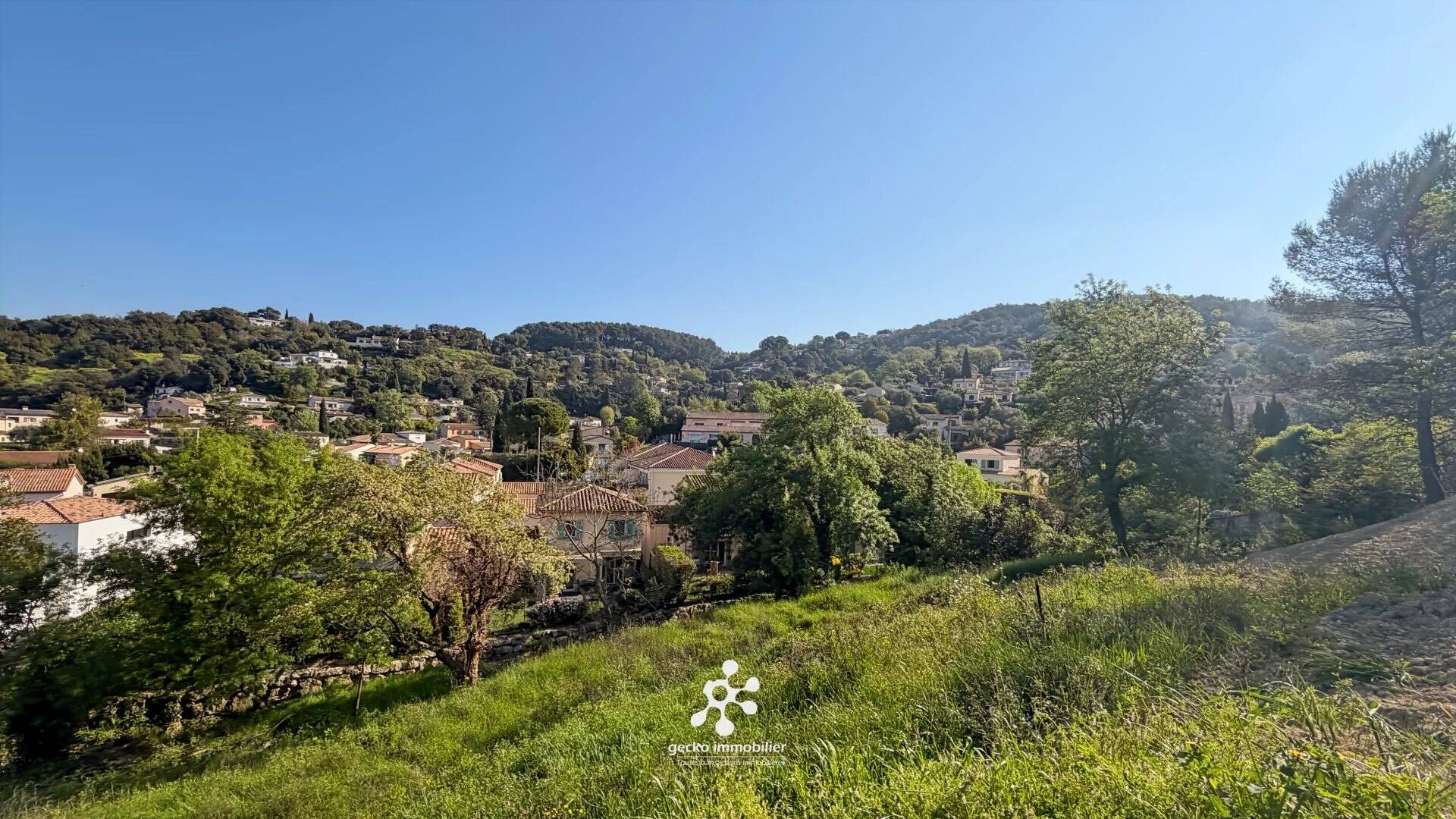 PÉGOMAS – Terrain constructible de 1 695 m² en secteur résidentiel