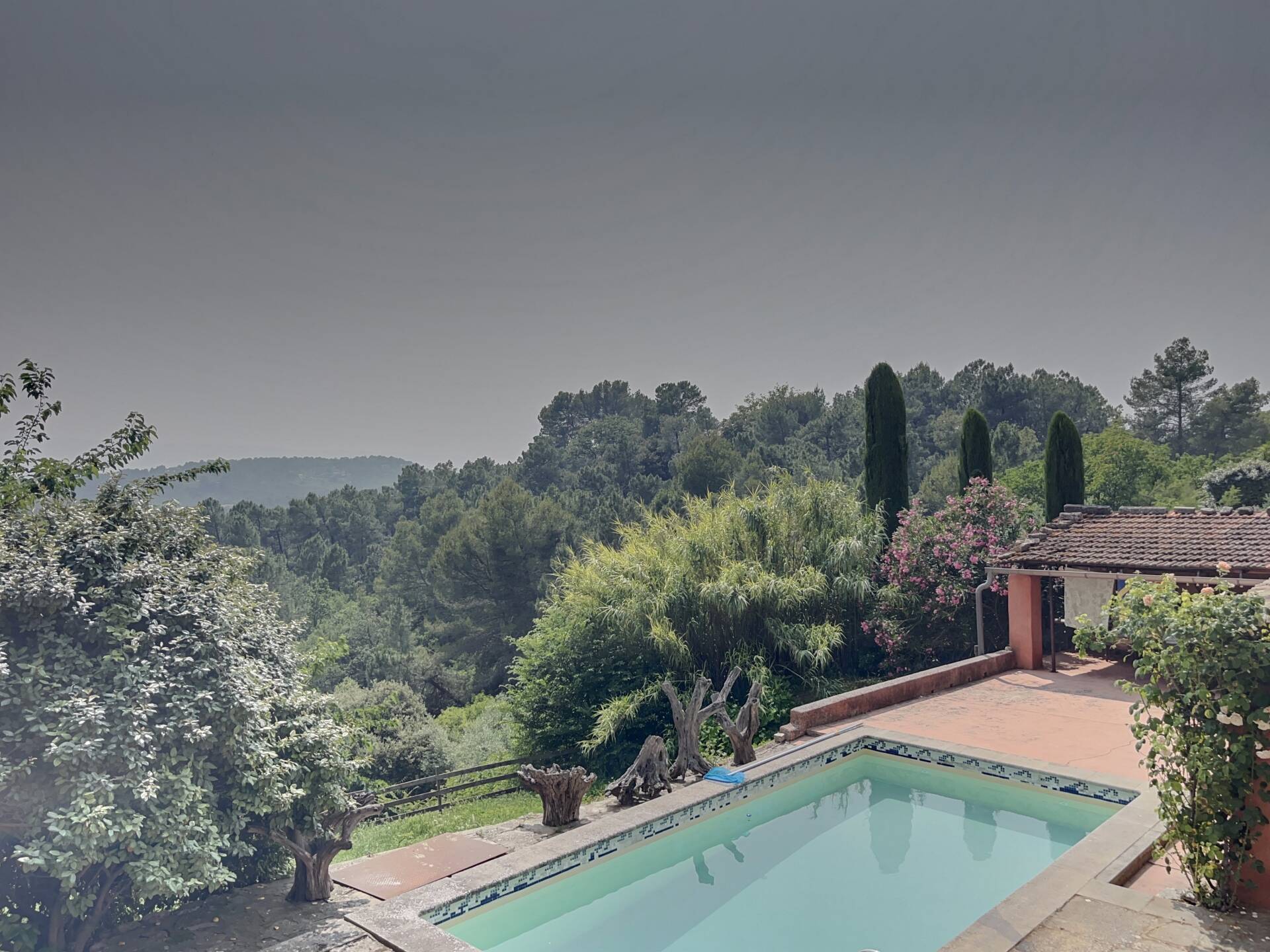 🏡 VENTE EN VIAGER OCCUPÉ – Maison de village avec terrain et piscine à Roussillon (Luberon)