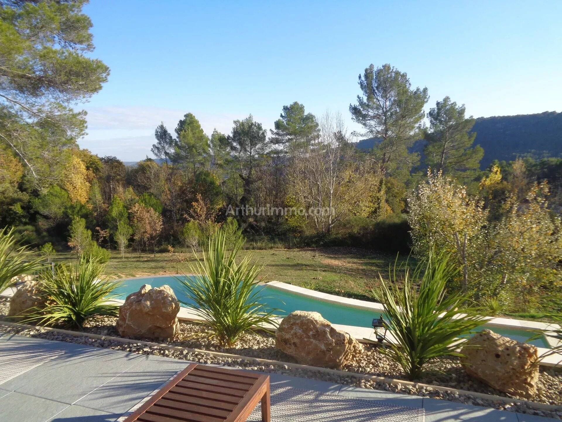 EXCLUSIVITE Villa Salernes, en position dominante