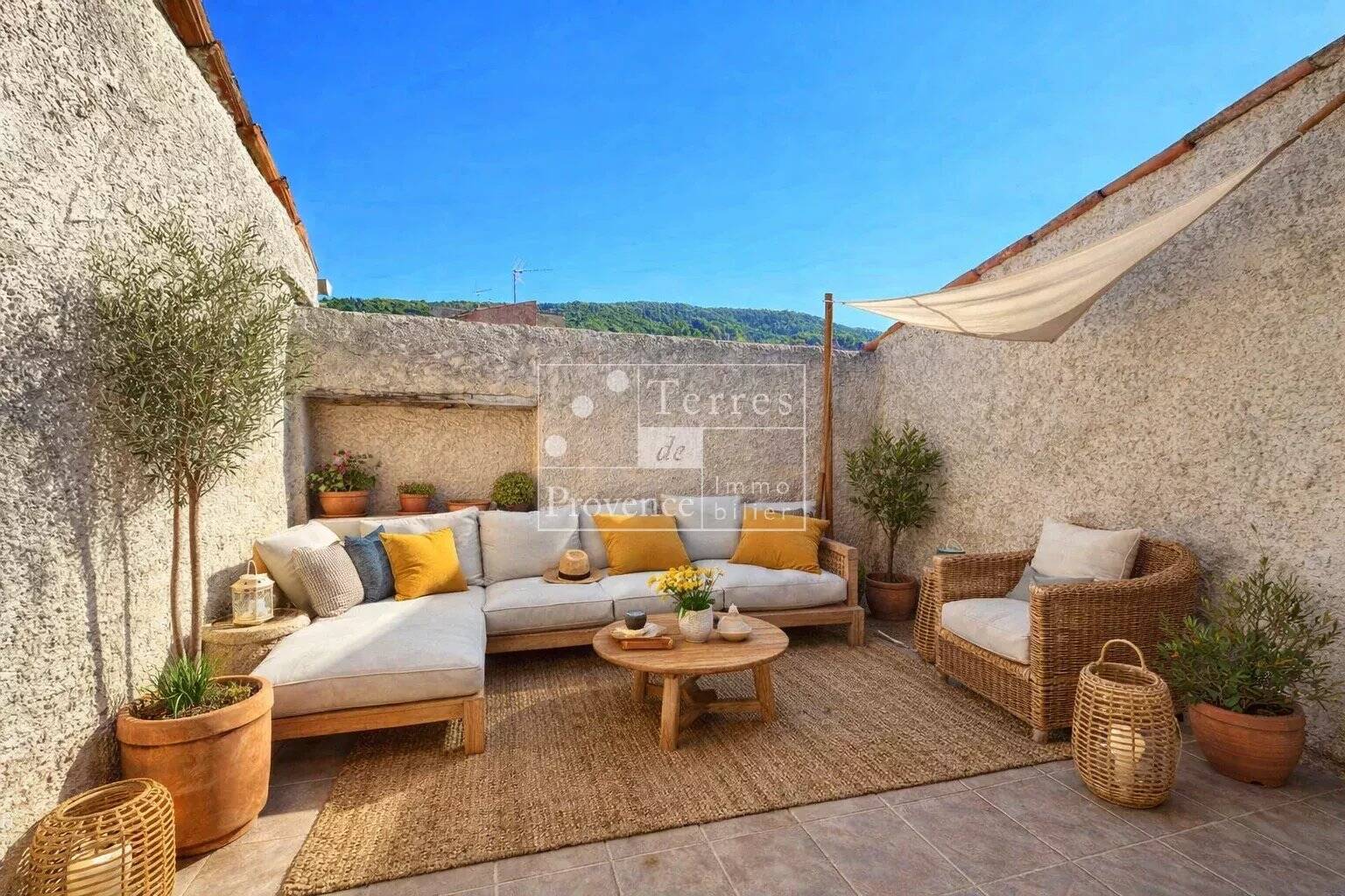 AUPS – MAISON DE VILLAGE AVEC GARAGE ET TERRASSE TROPÉZIENNE – FORT POTENTIEL