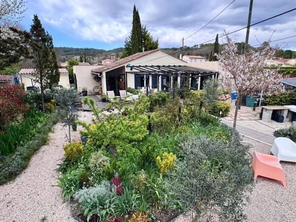 ENTRECASTEAUX AGREABLE VILLA RENOVEE