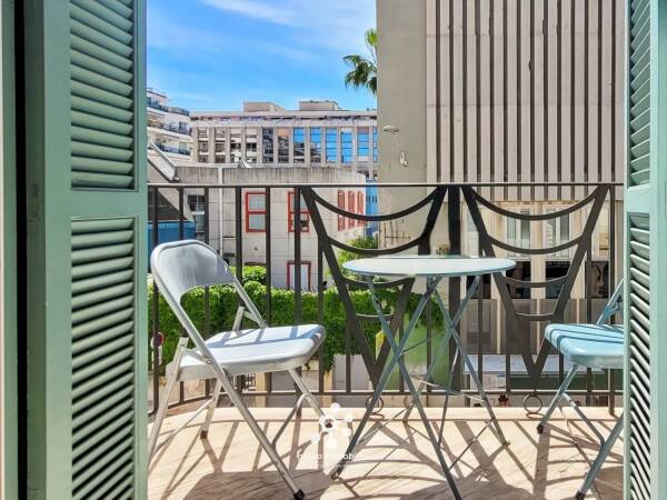 NICE - DUBOUCHAGE - 2 PIECES AVEC BALCONS