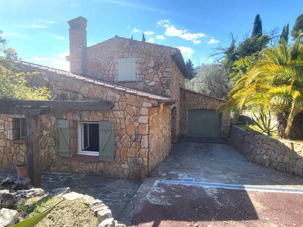 Villa en pierre apparente avec 4 chambres sur 1350m² de terrain.