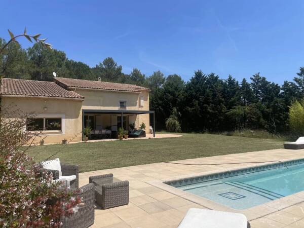 Magnifique propriété 6 chambres avec terrain de 7000 m², piscine et double garage