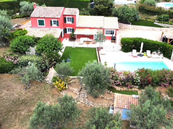 Villa au charme provençal avec rénovation haut de gamme.