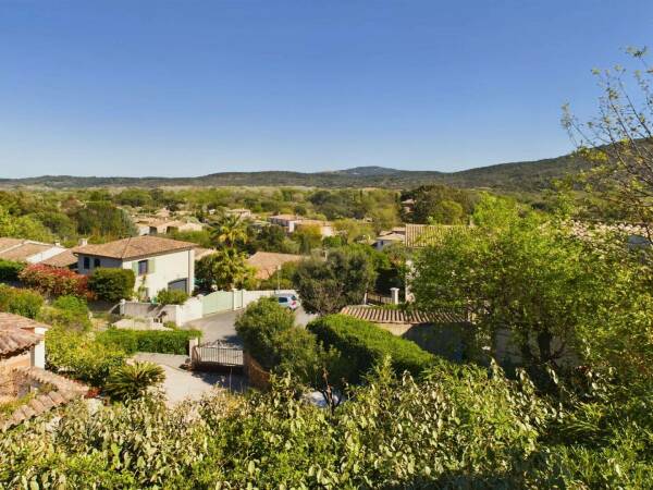 Maison provençale à la sortie du village