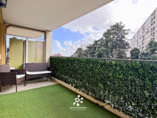 NICE - Bas Lanterne / Caucade - 2P Rénové avec terrasse cave et parking