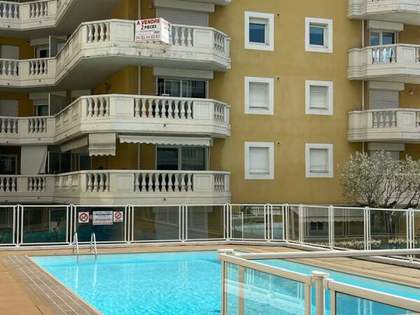 Appartement  - 2 pièces  - 32.75 m2 -  275 000 € - À vendre