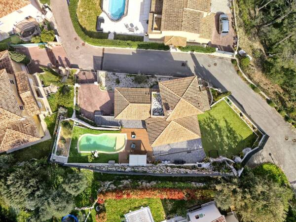 Maison  - 4 pièces  - 150.0 m² -  1 270 000 € - À vendre 