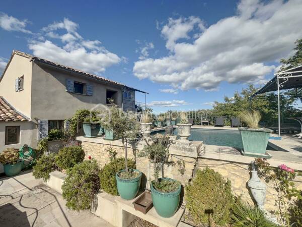 À MÉNERBES – DEMEURE D’EXCEPTION EN VENTE À TERME LIBRE