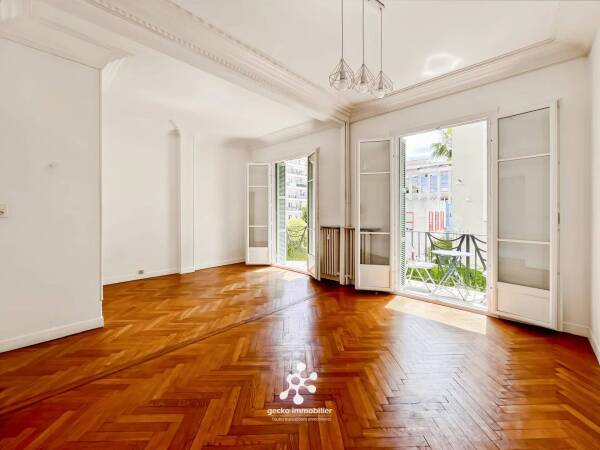 NICE - DUBOUCHAGE - 2 PIECES AVEC BALCONS