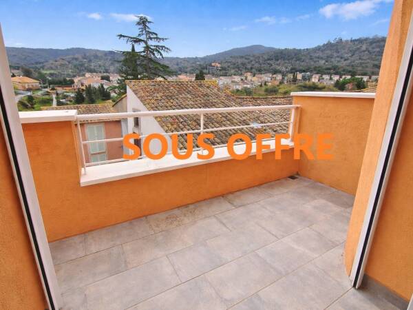 Appartement Roquebrune sur argens Var. T3 en duplex entièrement rénové.-Sous compromis-