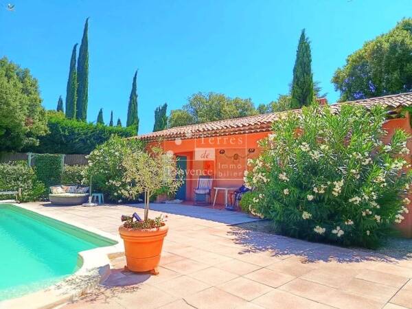Maison de plain-pied avec piscine et appartement indépendant – Tourtour