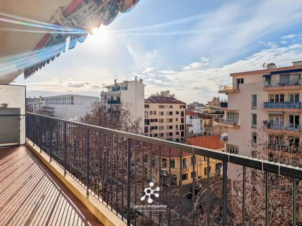 NICE - SAINT-ROCH - Grand appartement 2/3 pièces avec terrasse et balcon en avant-dernier étage