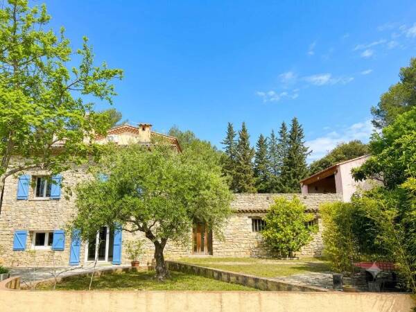 SUPERBE VUE POUR CE MAS RENOVE AVEC PISCINE