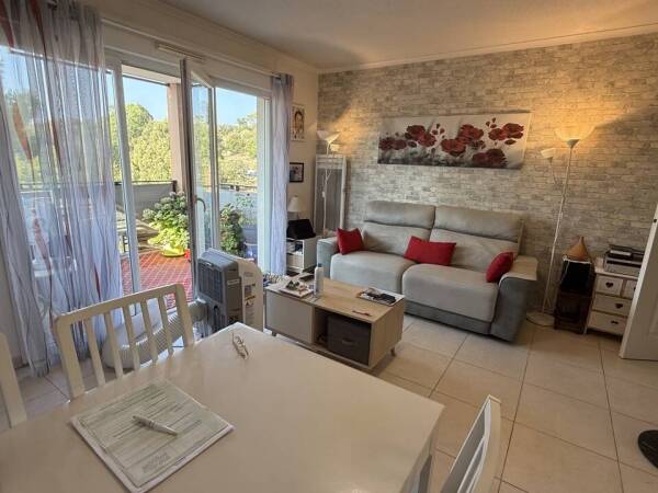 Appartement F2 avec terrasse dans résidence fermée avec piscine - Fréjus 83600 - Femme de 75 ans