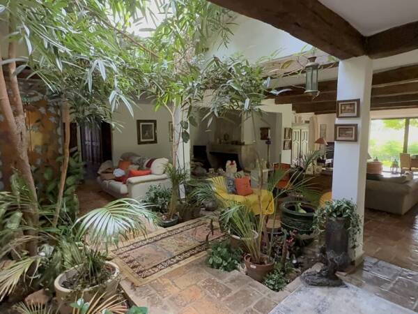 Grande Villa Provençale avec 2 Hectares de Terrain à Cogolin, Secteur Résidentiel, Au calme Proche Village, Viager Occupé Mr 89 ans et Mme 85 ans