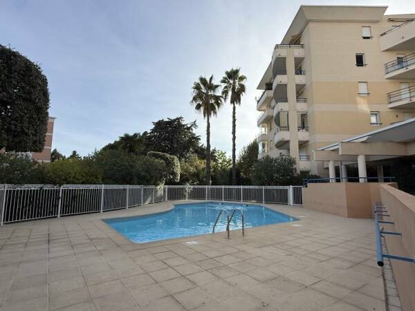 Viager LIBRE par perception de loyers - Appt F2 avec terrasse et Place de Parking à Fréjus Plage - Résidence avec Piscine