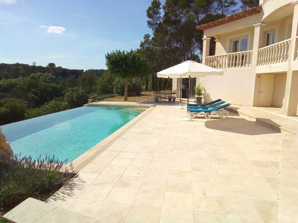 Pontevès – Villa 140 m² avec vue panoramique, piscine à débordement et double garage