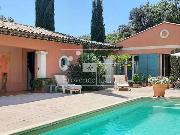 Maison de plain-pied avec piscine et appartement indépendant – Tourtour