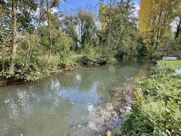 maison de caractère avec rivière