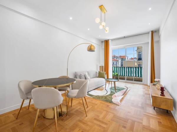 NICE - ALSACE/LORRAINE - Appartement 3 pièces traversant avec terrasses refait à neuf