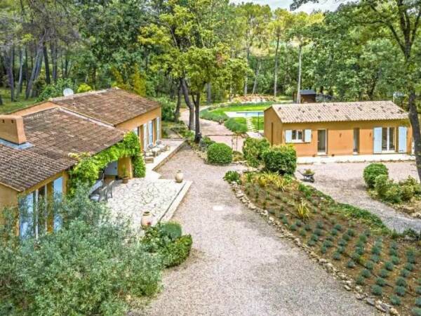 2 VILLAS SUR 8480 M² AVEC PISCINE LORGUES