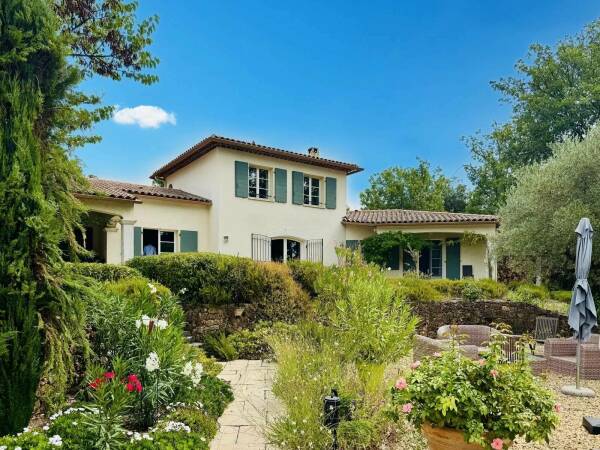 TRES BELLE VILLA T5 SUR 4832M²AVEC PISCINE