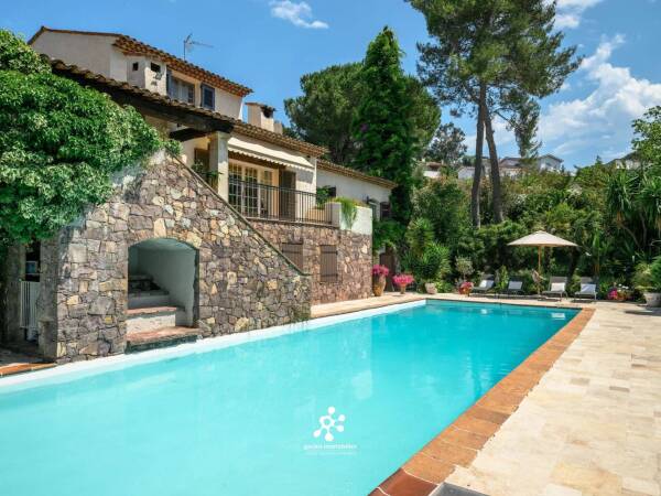 Mandelieu-la-Napoule – Quartier Minelle – Élégante villa provençale avec piscine sur un terrain paysager de 3 500 m²