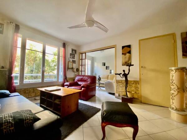 NICE - LIBERATION - Bel appartement 4 pièces à rafraichir.