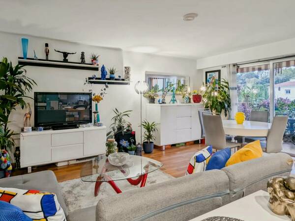 NICE - BAS CIMIEZ/SAINTE ROSALIE - Appartement 3 pièces traversant avec terrasse et vue dégagée