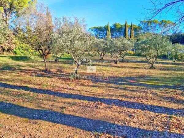 VILLECROZE – Magnifique terrain 10 313 m², permis accordé, cadre nature & proximité village