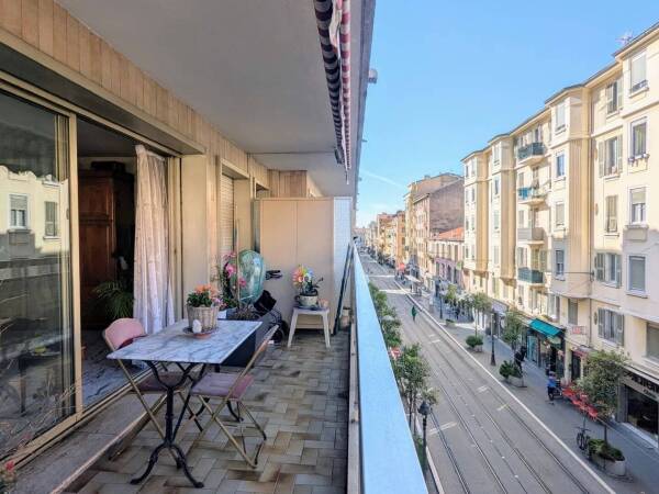 NICE - REPUBLIQUE - Appartement 2 pièces avec grande terrasse