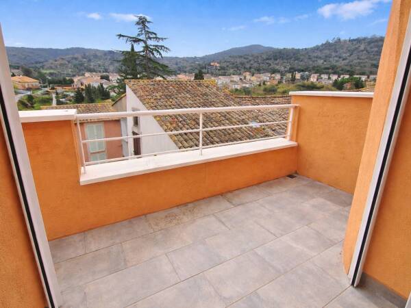 Appartement Roquebrune sur argens Var. T3 en duplex entièrement rénové.