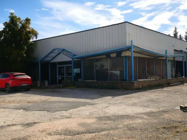 A louer Brignoles, local de 600 m2 avec 3000 m2 de terrain