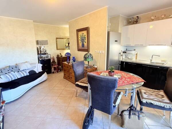 Viager Occupé Appt F3 + 2 garages au Pradet sur Femme de 85 ans.