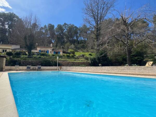 SALERNES Propriété à fort potentiel locatif : 3 maisons et appartement indépendant