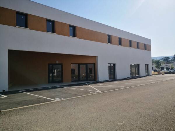 Saint-Maximin A louer Local commercial neuf 220 m2