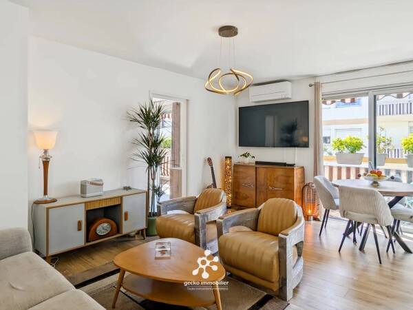 NICE - ACROPOLIS/CARABACEL - Appartement 2 pièces refait à neuf avec grand balcon en dernier étage