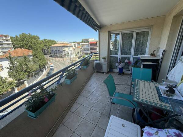 Appartement,f3,Viager Occupé Fréjus proche Plage,   93 et 82  ans.