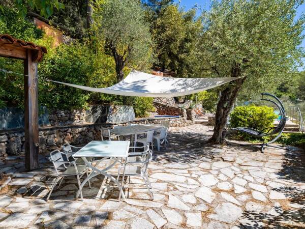 Maison  - 7 pièces  - 236.7 m2 -  1 650 000 € - À vendre 