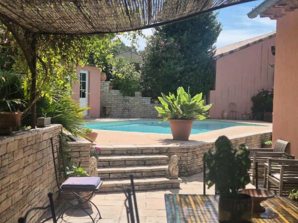 VILLA ATYPIQUE T4 SUR 2200M² DE TERRAIN COTIGNAC