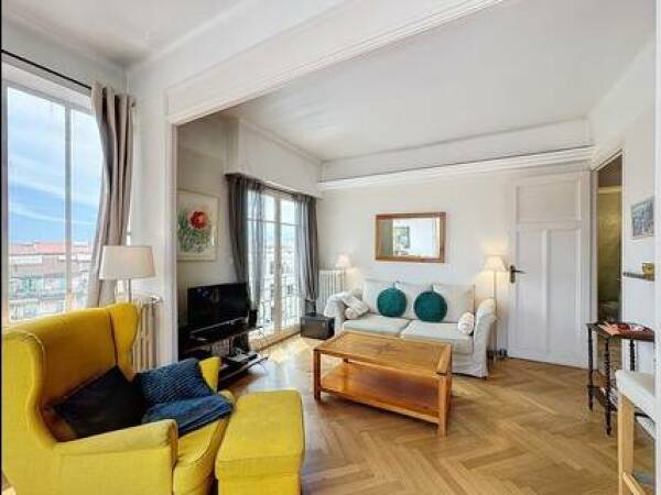 DANS PRESTIGIEUX IMMEUBLE ART DECO NICE 2 PIECES DERNIER ETAGE AVEC TERRASSE