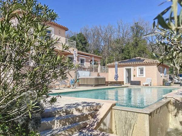 Villa avec piscine, dépendance et vue imprenable sur le Château