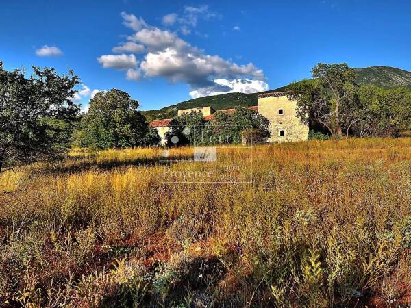 Vieille bergerie en ruine au bord d'un lac sur 52 ha dans le Haut Var