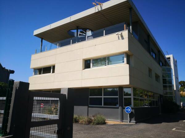 A louer 600 m2 de bureaux avec parkings