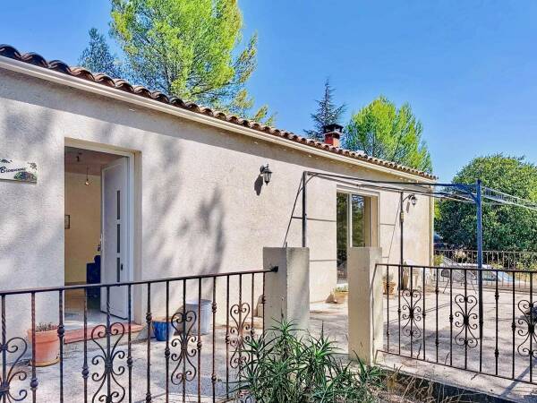 Châteauvert, Villa de plain-pied avec 5 chambres et grand terrain au calme